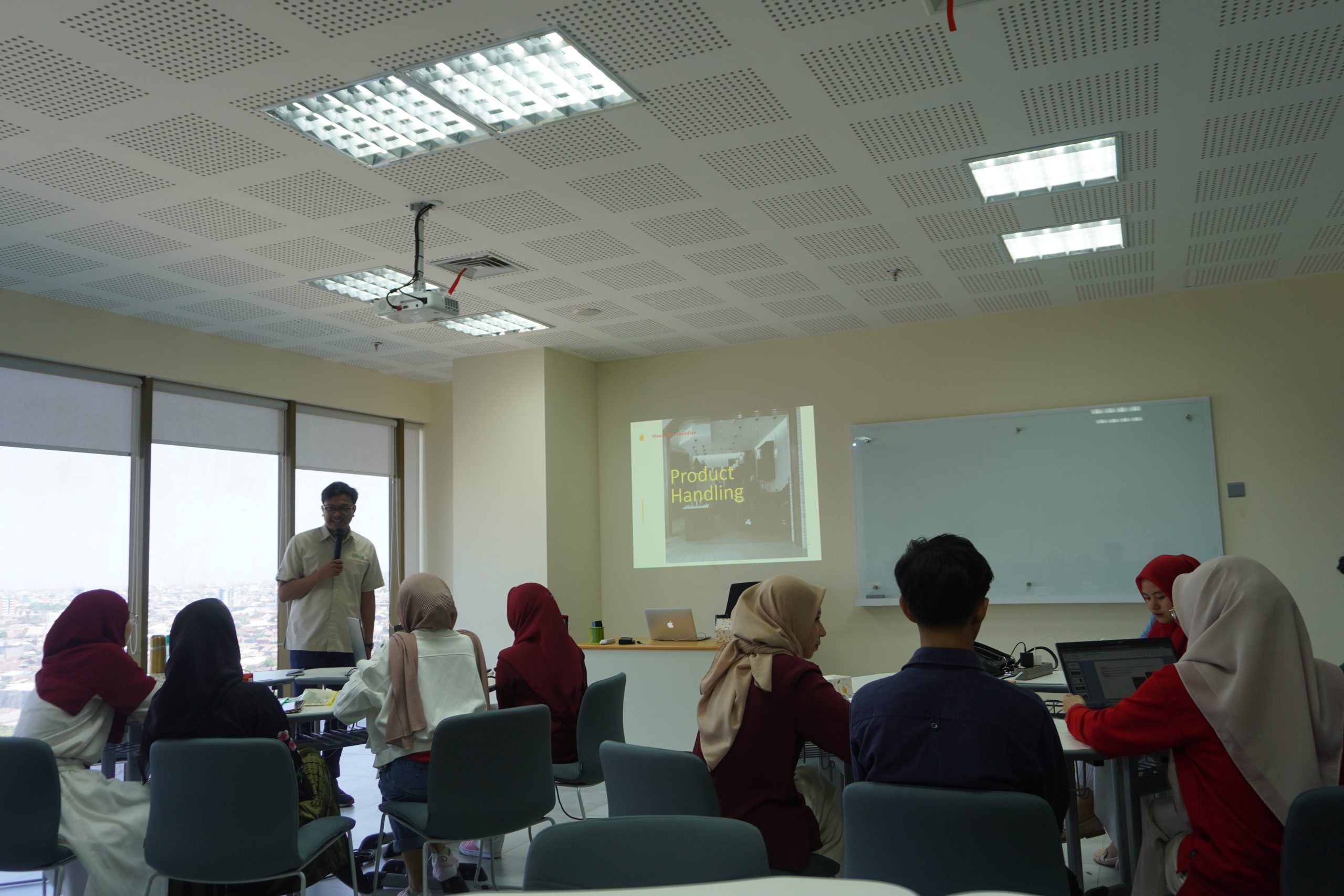 KALLA INSTITUTE MEMPERKENALKAN SUASANA PERKULIAHAN PADA CALON MAHASISWA