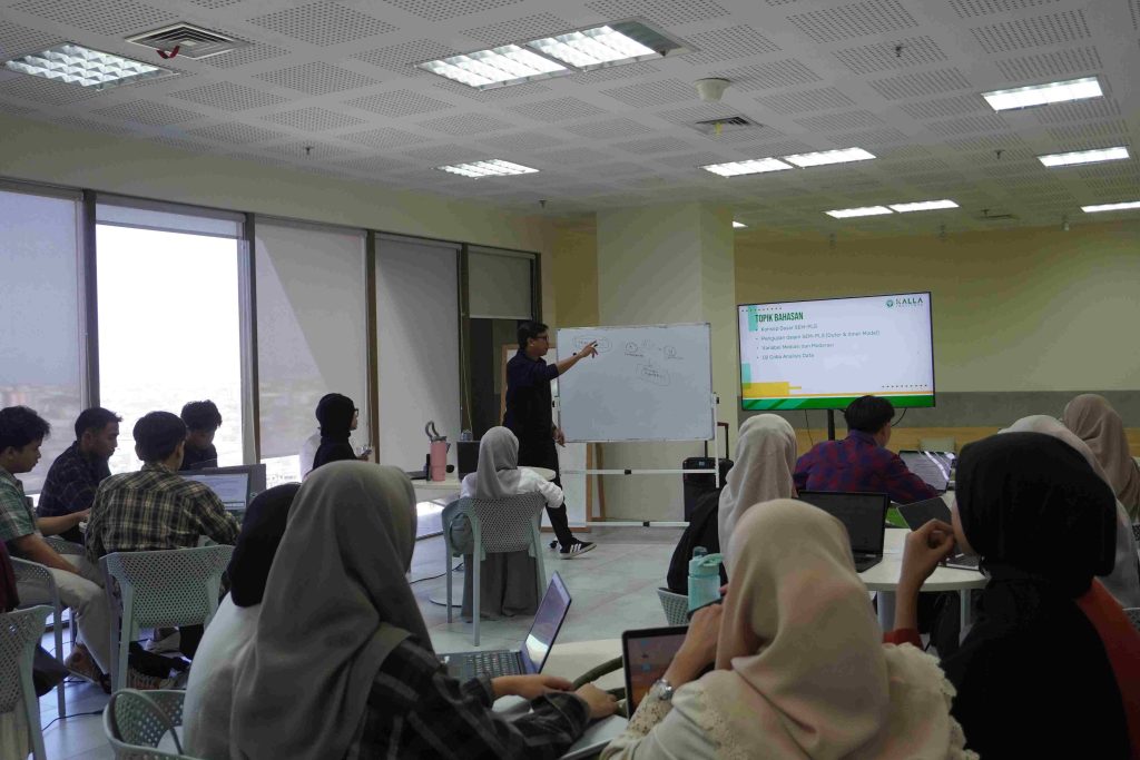 Kelas Olah Data SmartPLS Kalla Institute yang diselenggarakan UPT Perpustakaan bersama Rahmat Syarif, S.E., M.Bus.